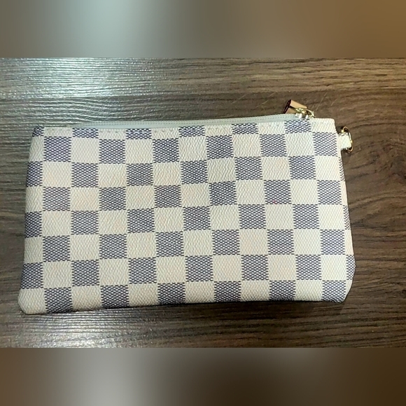 Leather checkered zip-up cosmetic bag - Picture 2 of 5